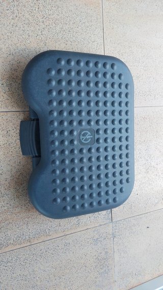 Reposapiés ergonómico ajustable gris.