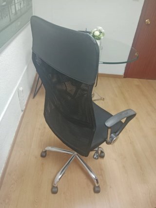 Silla de oficina ergonómica negra