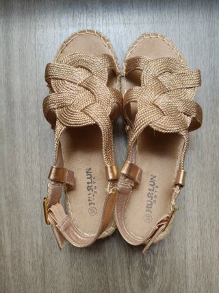 Cuñas doradas trenzadas
