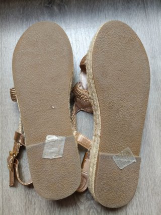 Cuñas doradas trenzadas