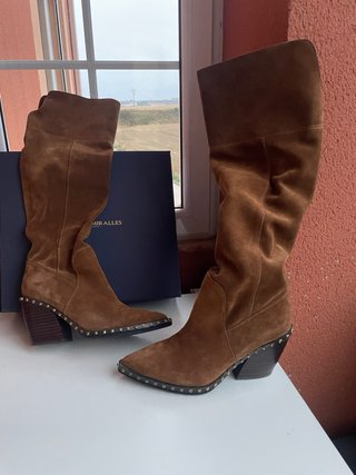 Botas altas ante marrón tachuelas