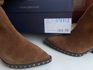 Botas altas ante marrón tachuelas