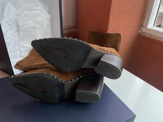 Botas altas ante marrón tachuelas