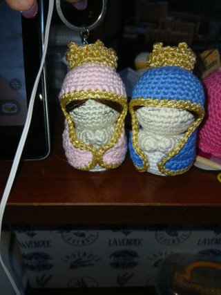 Llaveros crochet virgen rosa y azul