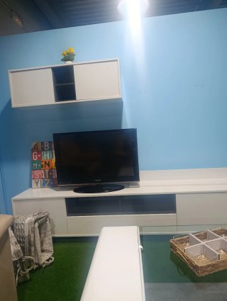 Mueble de salón blanco y azul