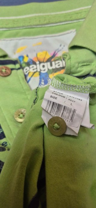 Polo Desigual verde con estampado