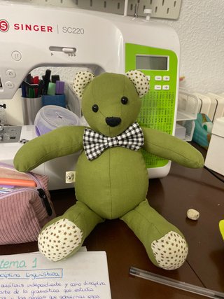 Oso de peluche verde con pajarita