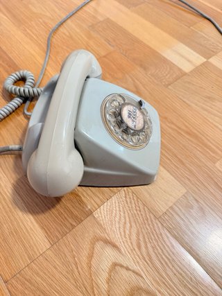 Teléfono antiguo de disco gris