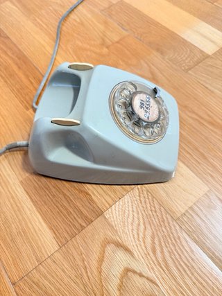 Teléfono antiguo de disco gris