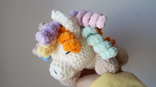 Unicorno amigurumi fatto a mano