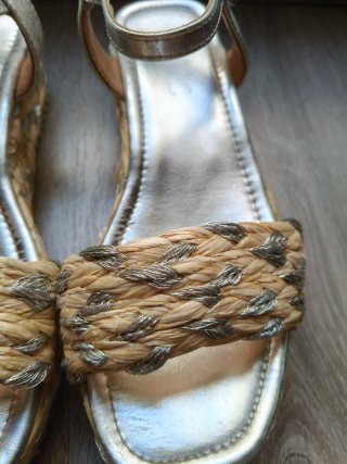 Sandalias doradas y plateadas
