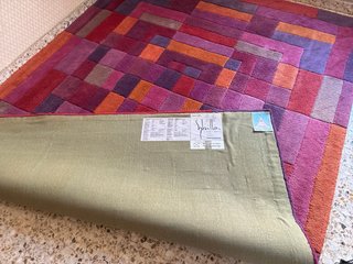 Preciosa Alfombra geométrica tela naranja y morada
