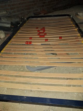 Somier de cama metálico y madera