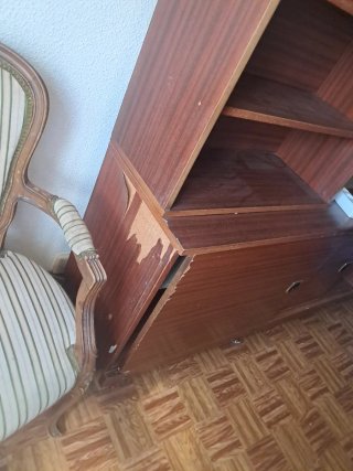 Mueble de madera marrón