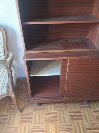 Mueble de madera marrón