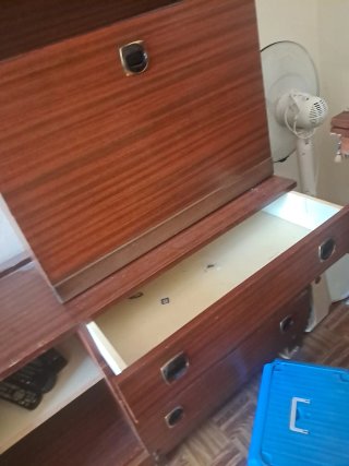 Mueble de madera marrón