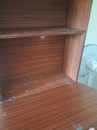 Mueble de madera marrón