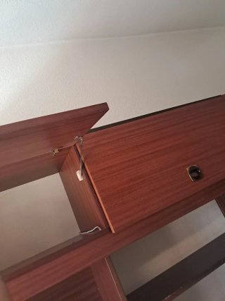 Mueble de madera marrón