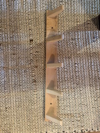 Percha de madera natural