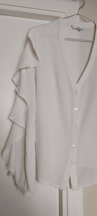 Blusa blanca con volante mangas