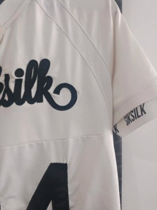 Camiseta SikSilk blanca con número 84.