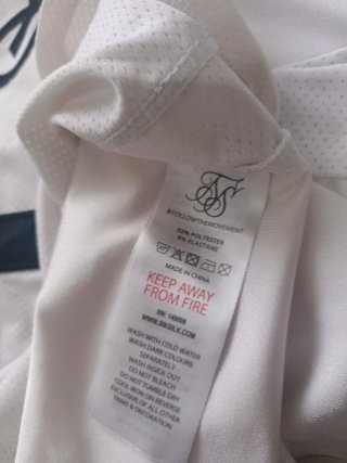 Camiseta SikSilk blanca con número 84.