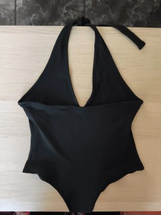 Body negro escote pico.