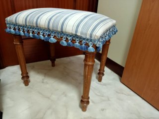 Banqueta pie de cama con flecos
