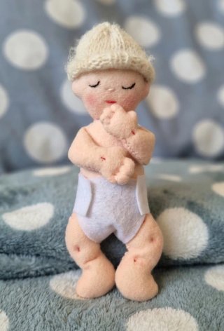 Mini bebé de piel de muñeca. 15 cm