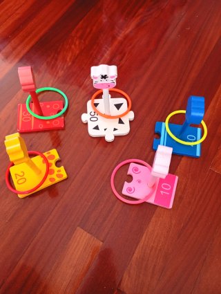 Juego de madera con aros de colores