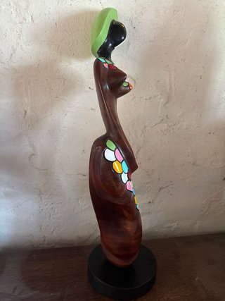 Escultura madera policromada figura abstracta