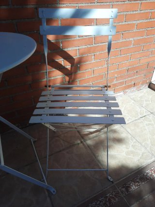Mesa y 2 sillas plegables blancas