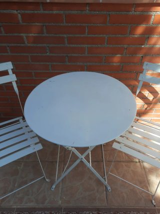 Mesa y 2 sillas plegables blancas