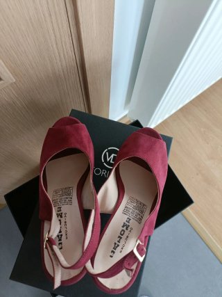 Zapatos Salome tacón puntera abierta granates