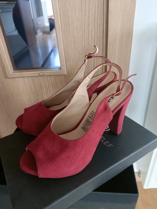 Zapatos Salome tacón puntera abierta granates