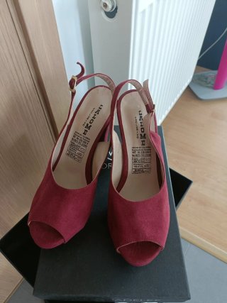 Zapatos Salome tacón puntera abierta granates