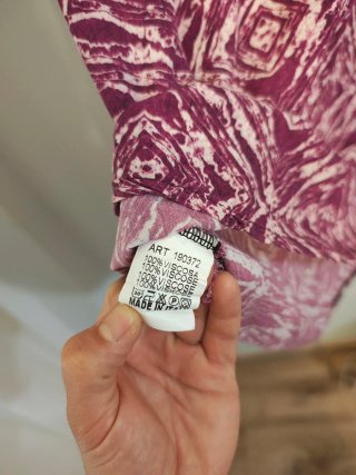 Blusa morada con estampado geométrico