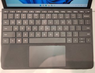 Microsoft Surface Go 2 con accesorios
