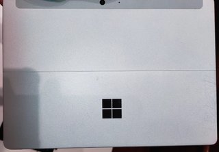Microsoft Surface Go 2 con accesorios