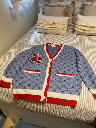 Cárdigan azul con osito y detalles rojos