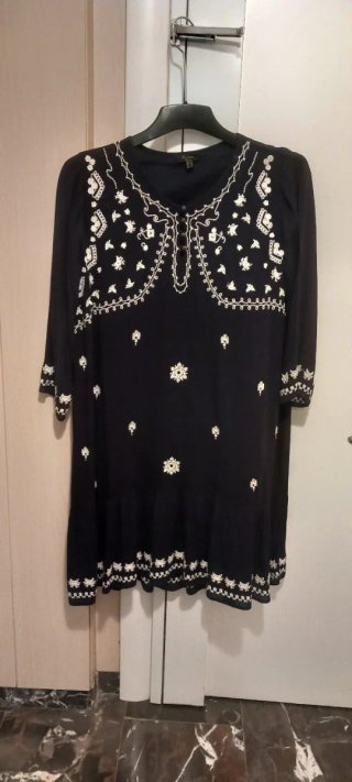 Vestido azul con bordado floral