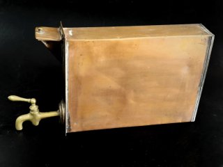 Antico serbatoio di rame per riscaldare l'acqua