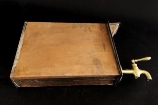 Antico serbatoio di rame per riscaldare l'acqua