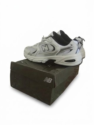 Zapatillas New Balance Plata y Blanco