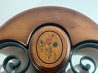 Cómoda de madera con espejo vintage