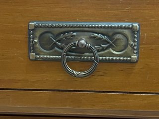 Cómoda de madera con espejo vintage