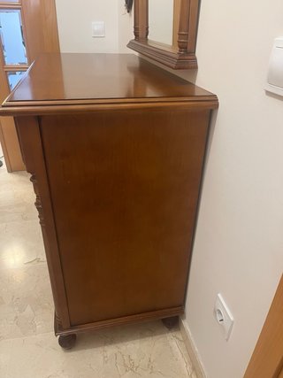 Cómoda de madera con espejo vintage
