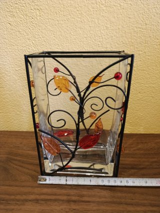 Jarrón de cristal con metal decorado