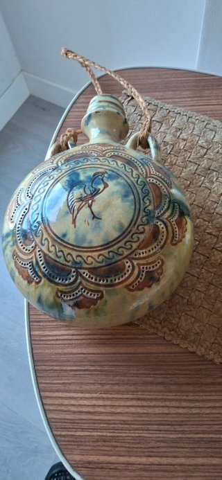 Botija de cerámica de Úbeda con gallo