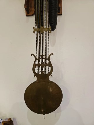 Reloj de péndulo antiguo dorado